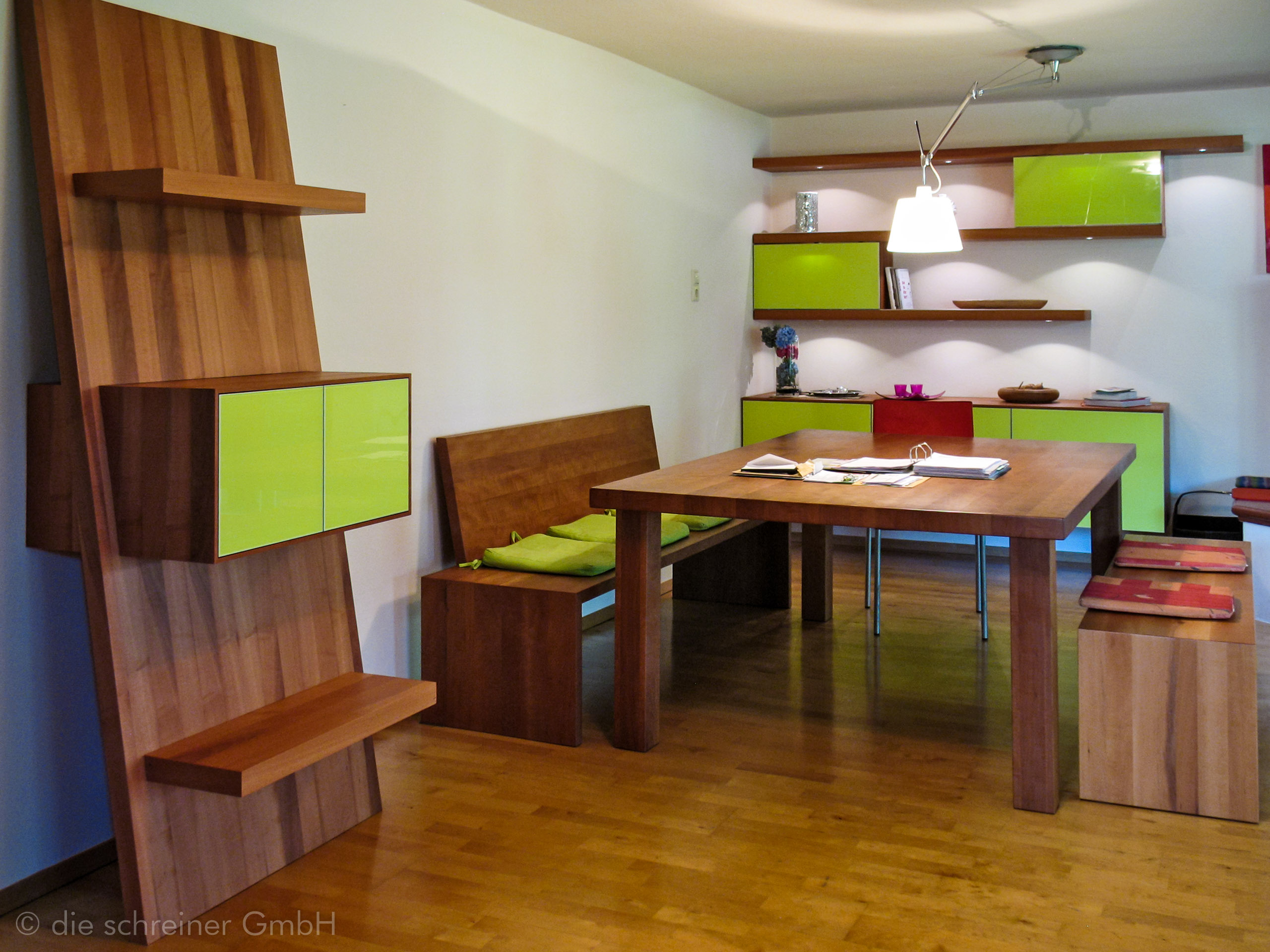 Regalwand, Tisch, Bänke
