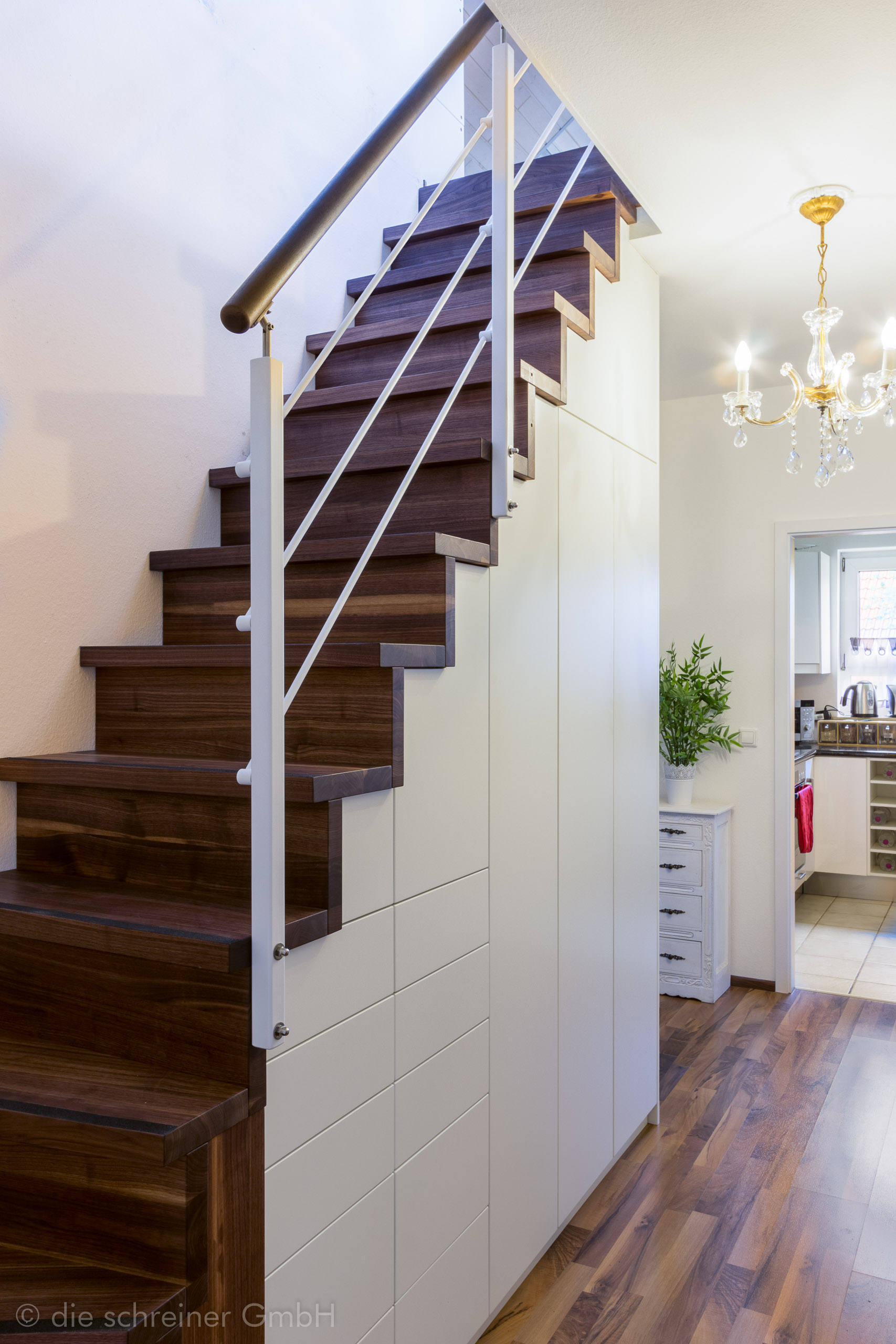 Treppenschrank und Regal